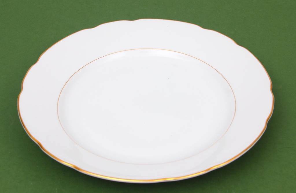 Porcelain serving plates (4 pcs.)