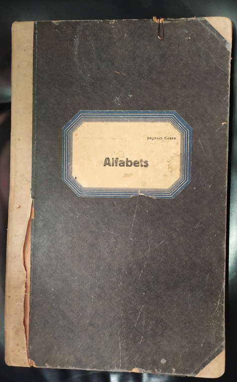 Линейный альбом с алфавитным указателем ''Pagasta tiesas Alfabets''