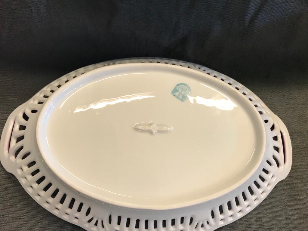 Фарфоровая сервировочная тарелка