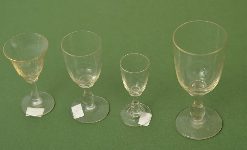 Set of glass glasses (4 pcs)