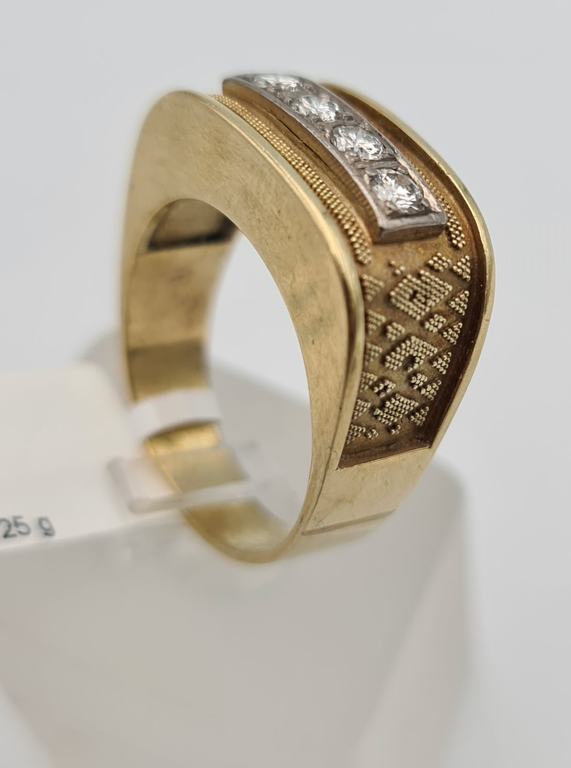Gold ring with diamonds