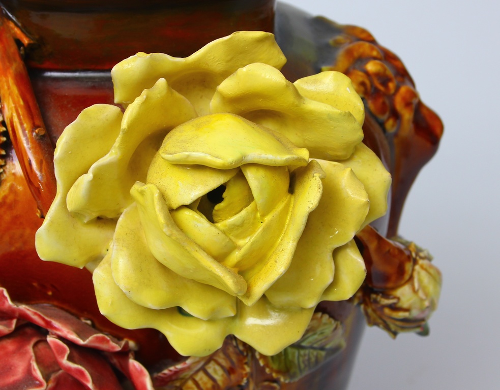 Keramikas vāze ar rožu dekorācijām 