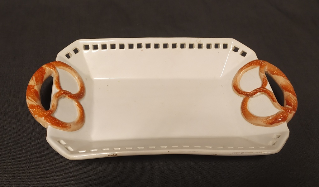 Kuznetsov faience bowl for pretzels