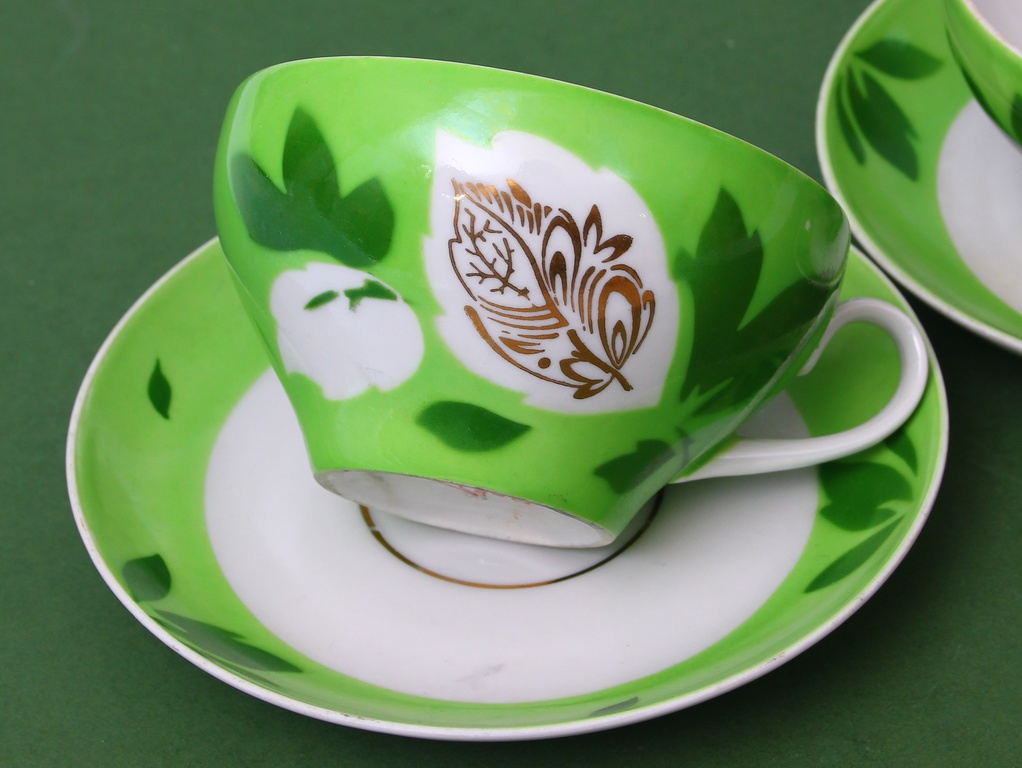 Cups with saucers (2 pcs.)