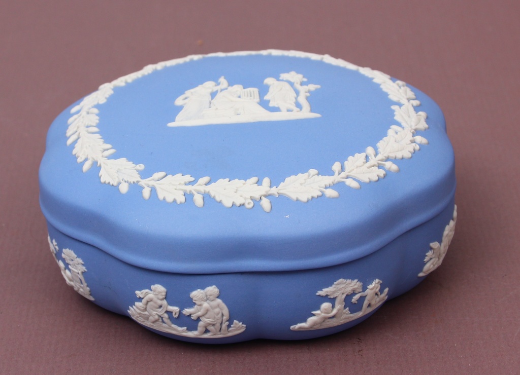 Biscuit box with lid