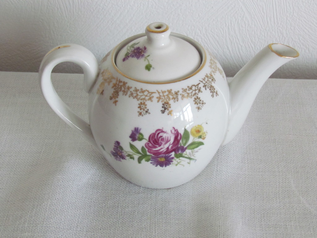 porcelain tea pot