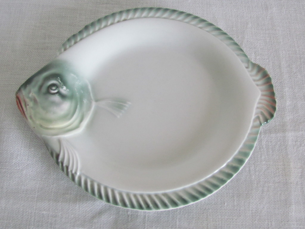 Faience serving plate flounder.