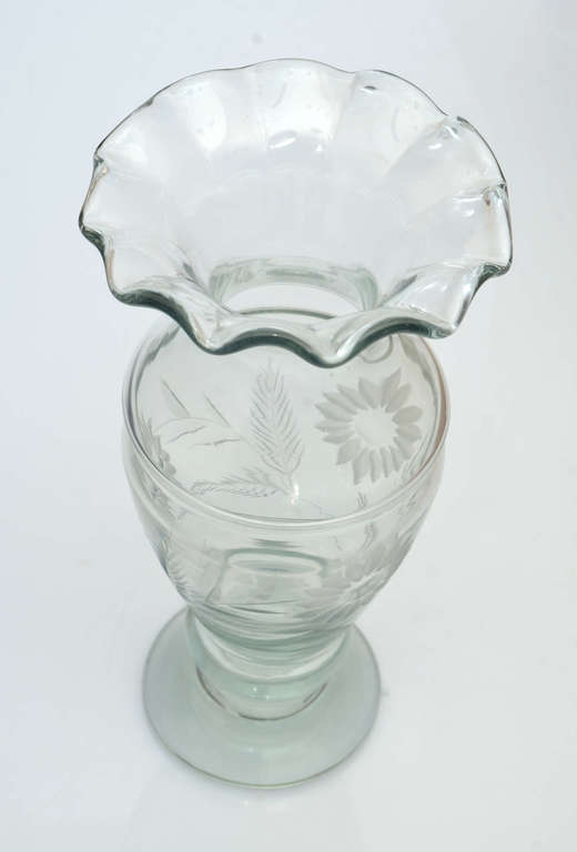 Glass vase with decorative cut
