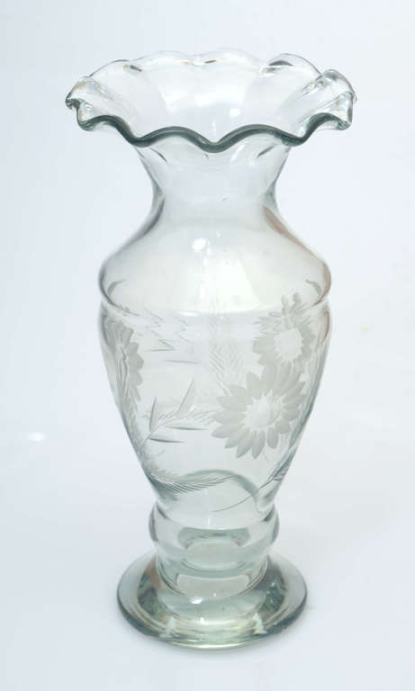 Glass vase with decorative cut