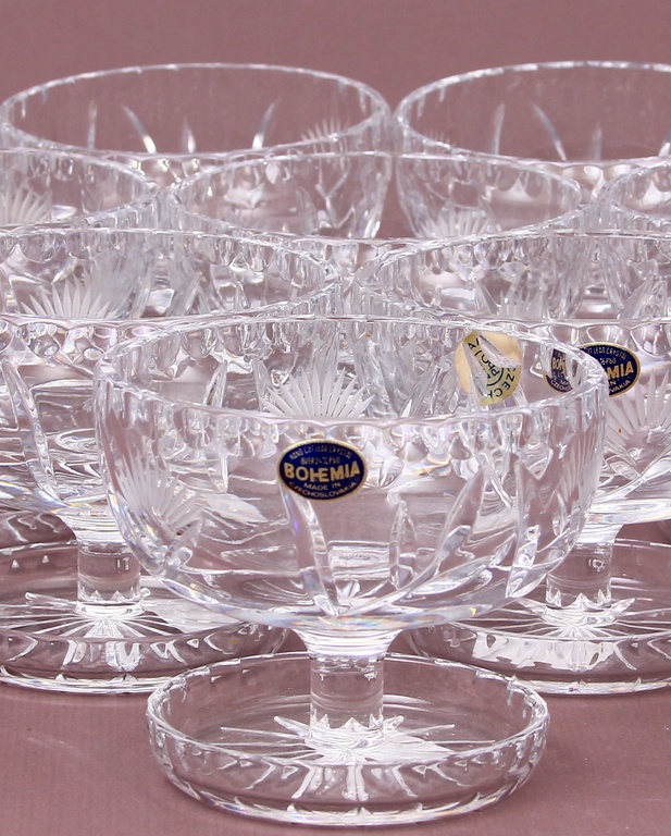 Crystal dishes on a stand (10 pcs)