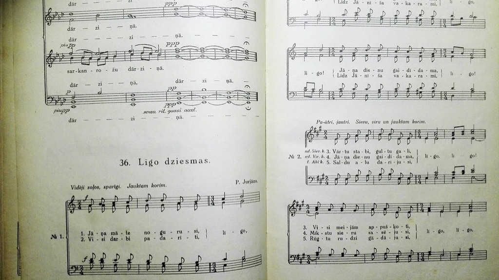 62 DZIESMAS KORIEM, 1926, Latvju VI Vispārējo Dziesmu svētku rīcības komitejas izdevums, 208 lpp., 35 cm x 26 cm