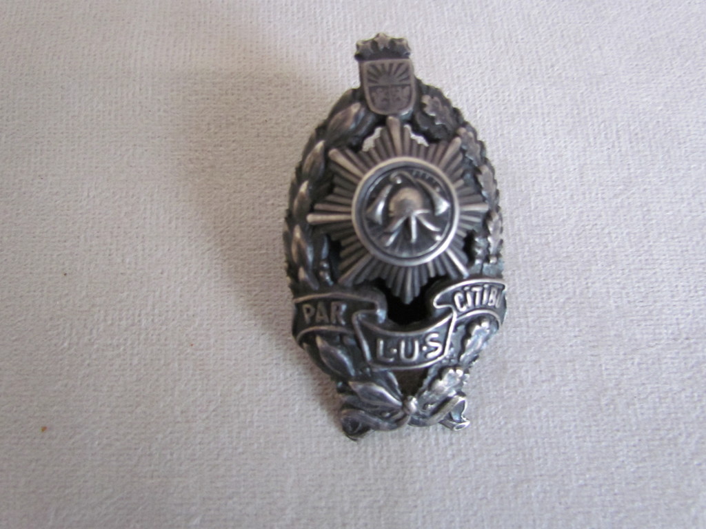 Значение нагрудного знака пожарных Первой Латвийской Республики в серебре, за усердие.