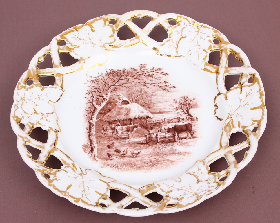 Porcelain plate with gilding
