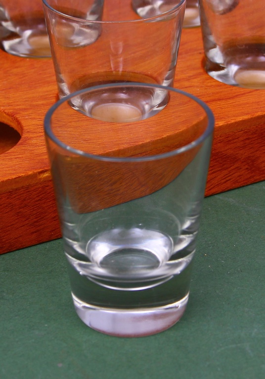 Stikla stipro dzērienu servēšanas komplekts