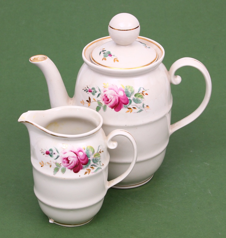 Tea and milk jugs with a floral motif