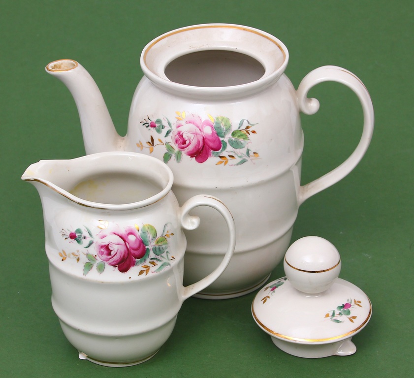 Tea and milk jugs with a floral motif