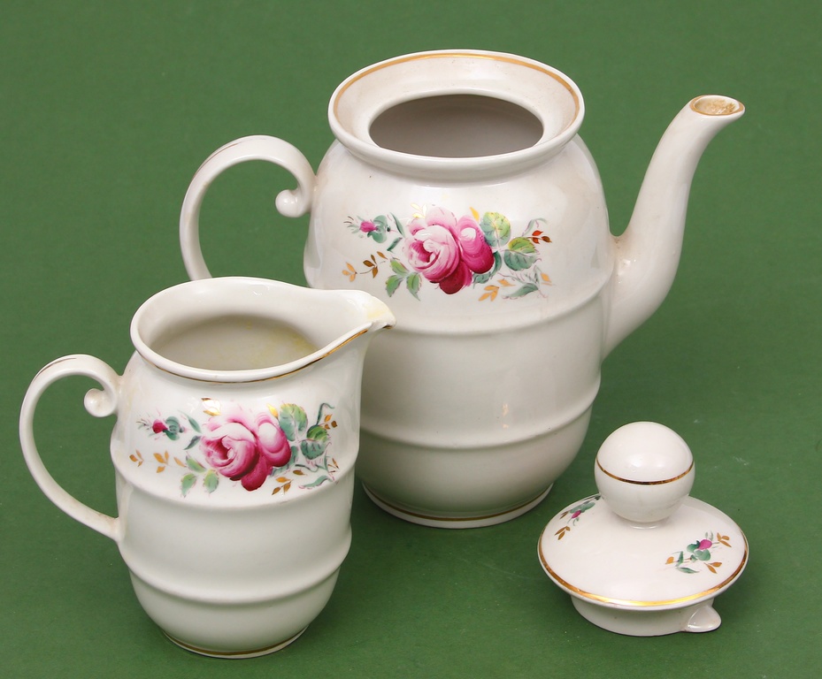 Кувшины для чая и молока с цветочным мотивом