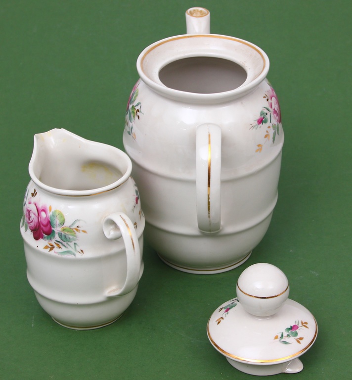 Tējas un piena kannas ar ziedu motīvu