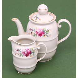 Tējas un piena kannas ar ziedu motīvu