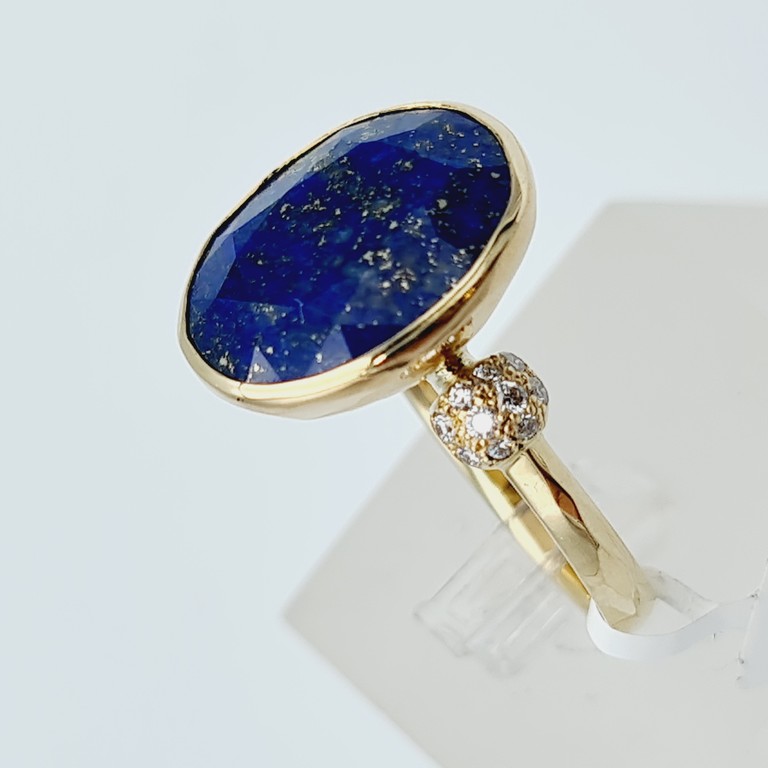 Gold ring with diamonds and lazurite
