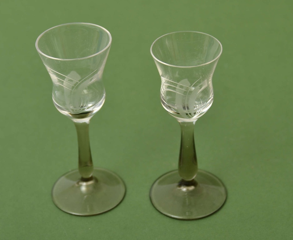 Два стеклянных стакана