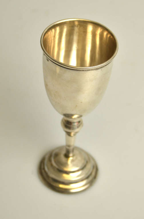 Серебряный стакан
