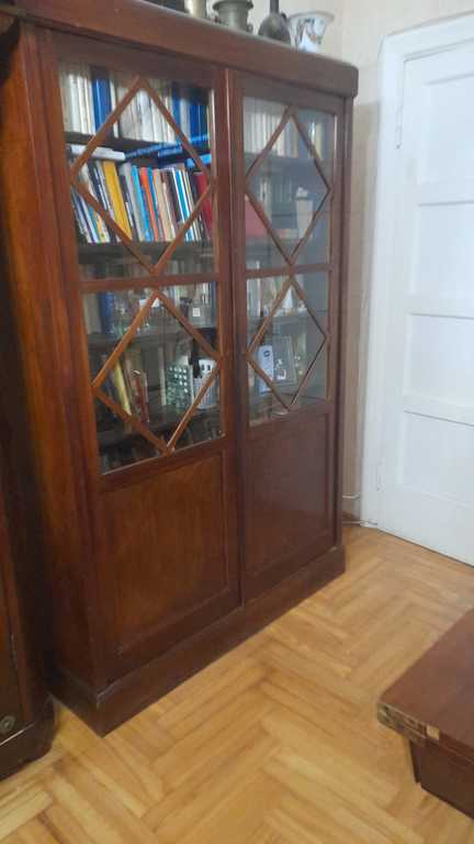 Книжный шкаф из красного дерева