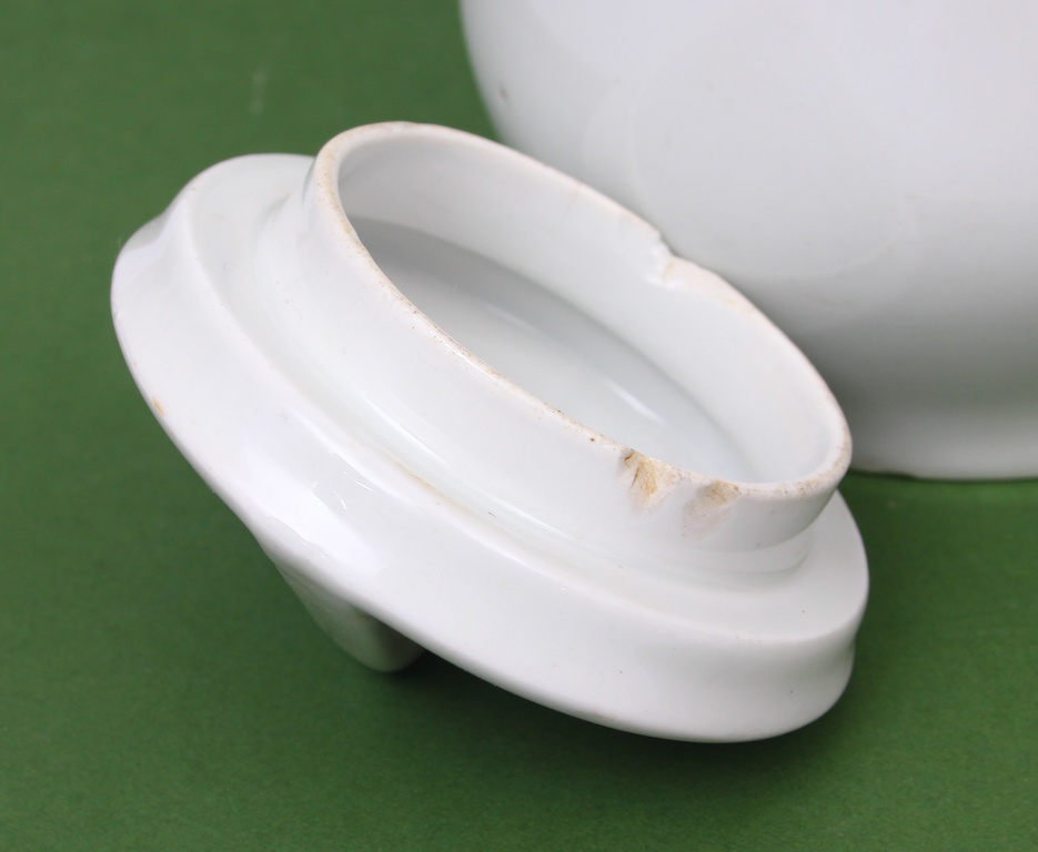 Porcelain jug with lid 