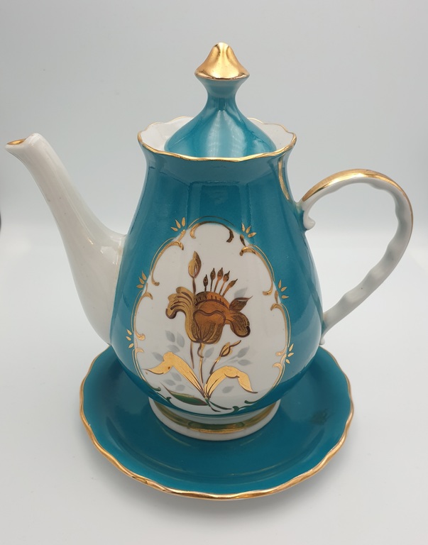 Porcelain coffee pot and plate from the coffee service 
