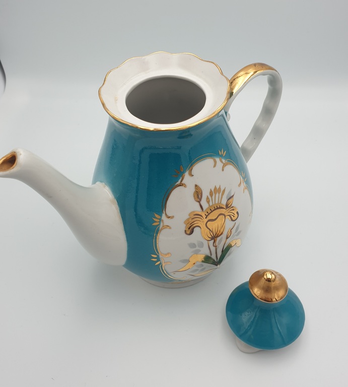 Porcelain coffee pot and plate from the coffee service 