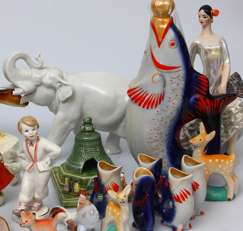 Porcelain set (32 items)