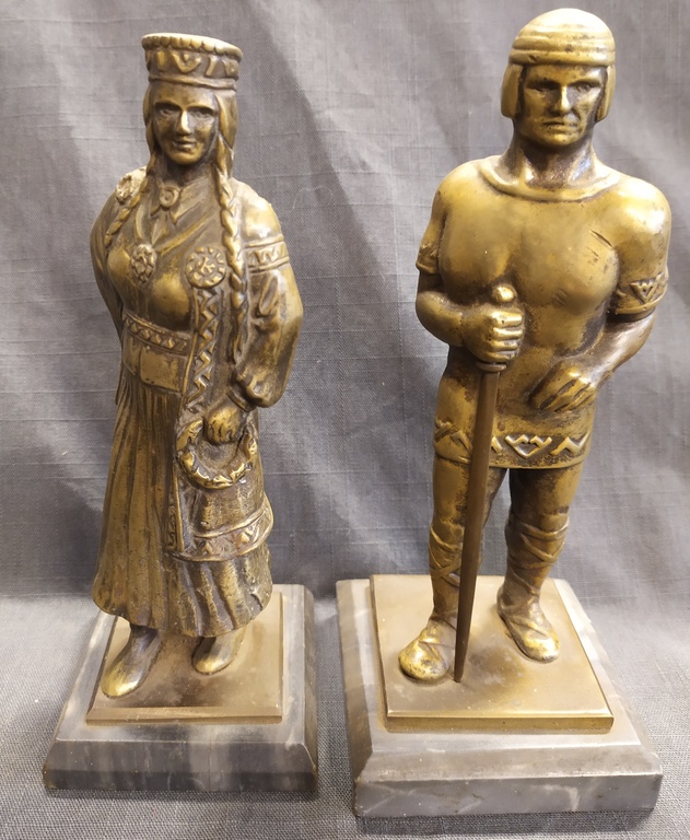 Divas bronzas figūras ''Tautumeita'' un ''Tautudēls'