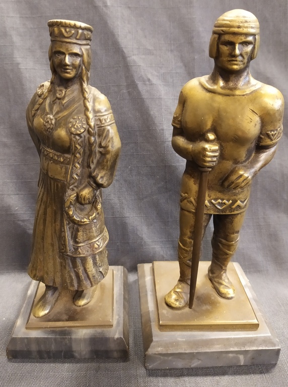 Divas bronzas figūras ''Tautumeita'' un ''Tautudēls'