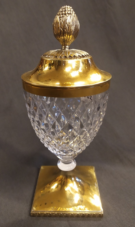 Crystal wine honor cup with lid