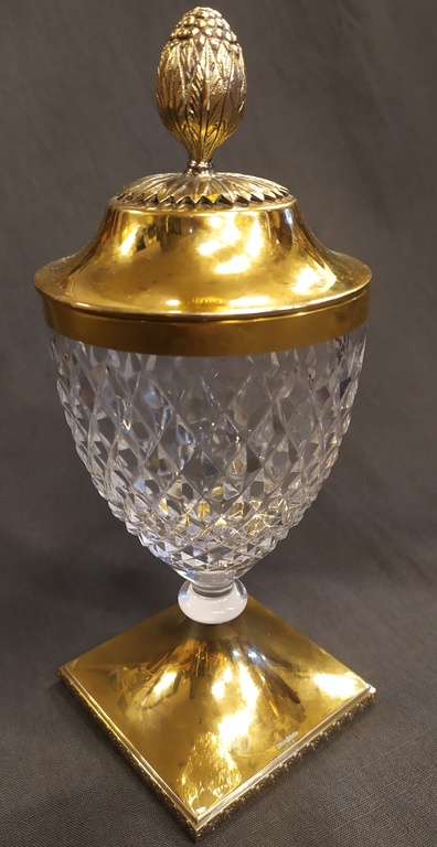 Crystal wine honor cup with lid