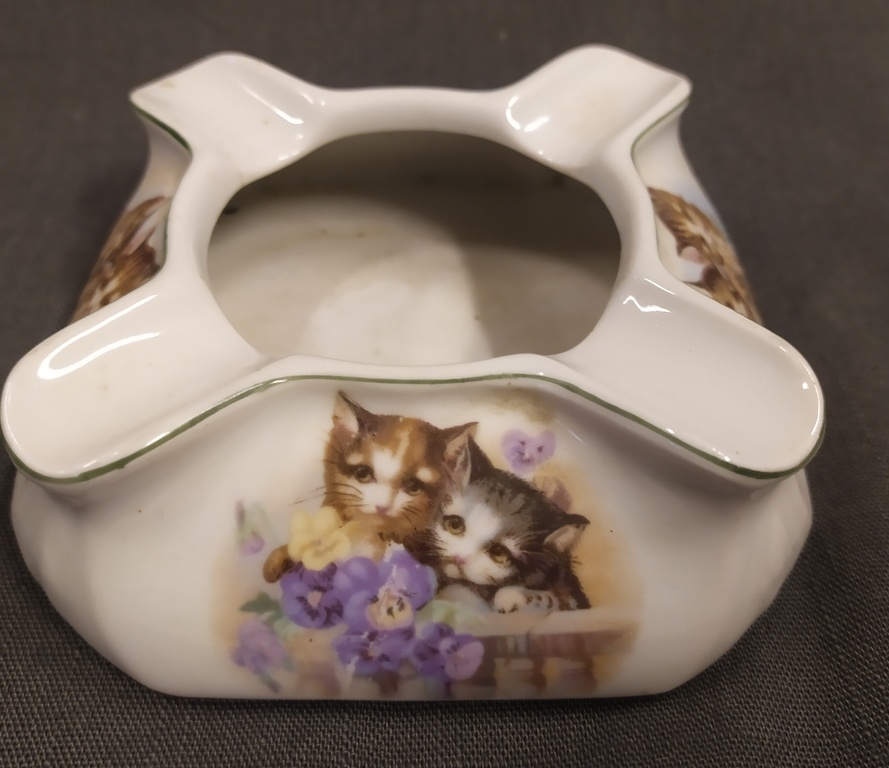 Porcelāna pelnutrauks ''Kaķi''