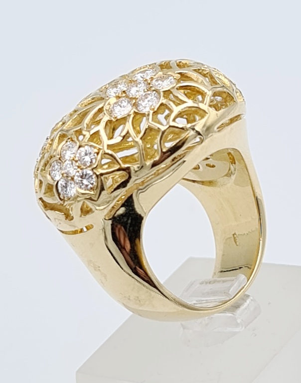 Gold ring with 30 diamonds