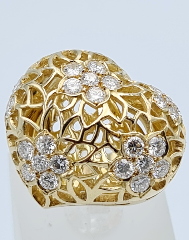 Gold ring with 30 diamonds