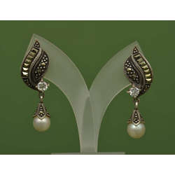 Silver earrings with pearls