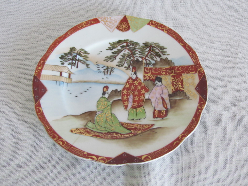 фарфоровая тарелка с японским мотивом