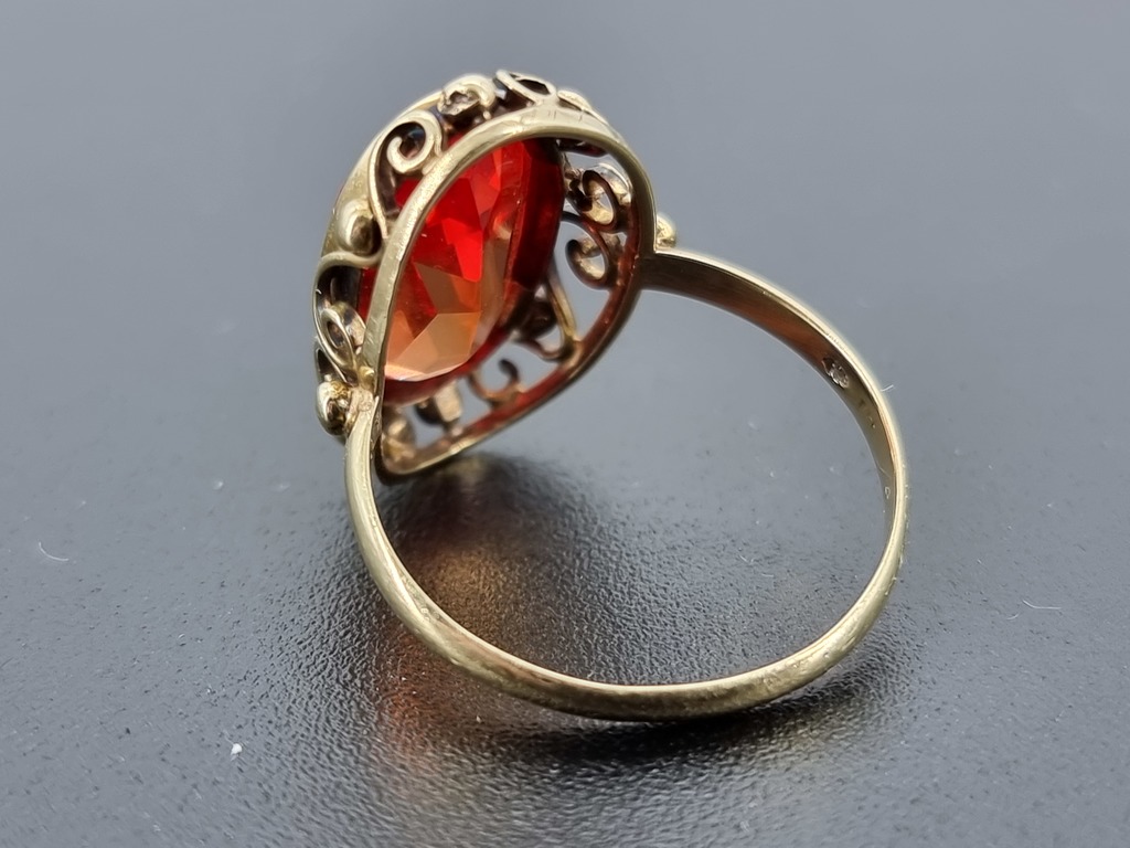 Gold ring with synthetic corundum 