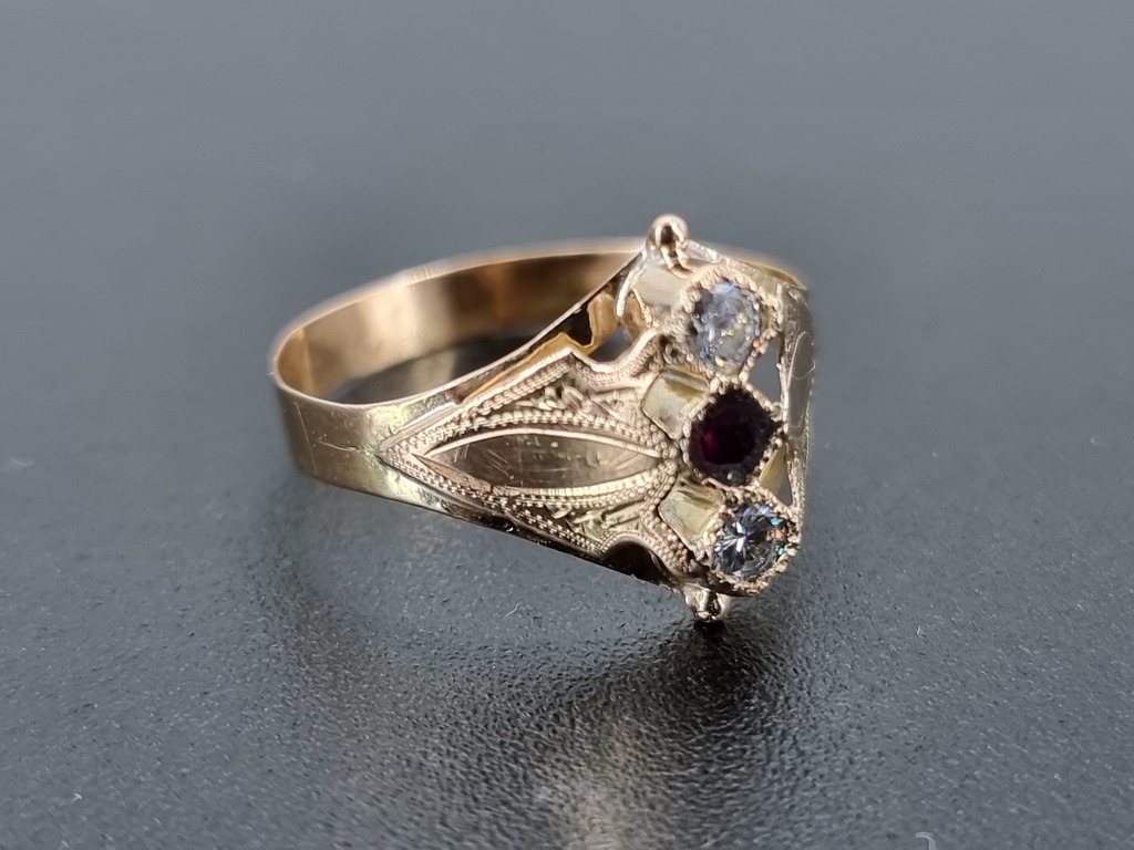 Gold ring with zircons and ruby 