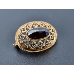 Gold brooch with hesonite 
