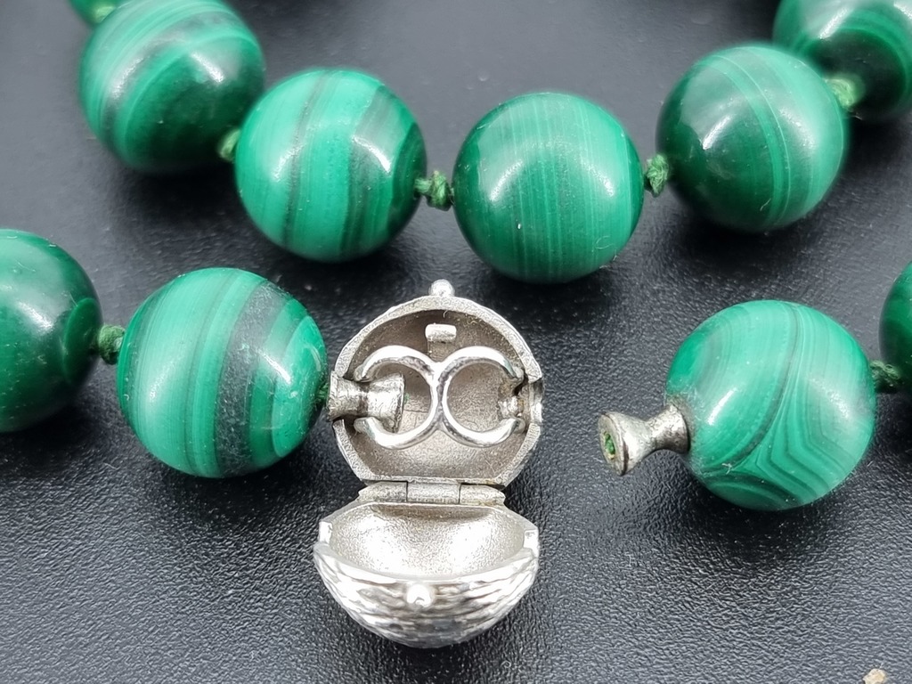 Malachite necklace with white gold clasp 