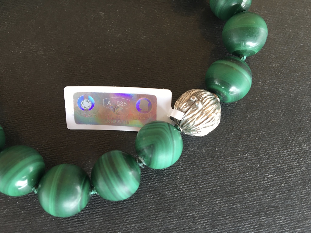 Malachite necklace with white gold clasp 