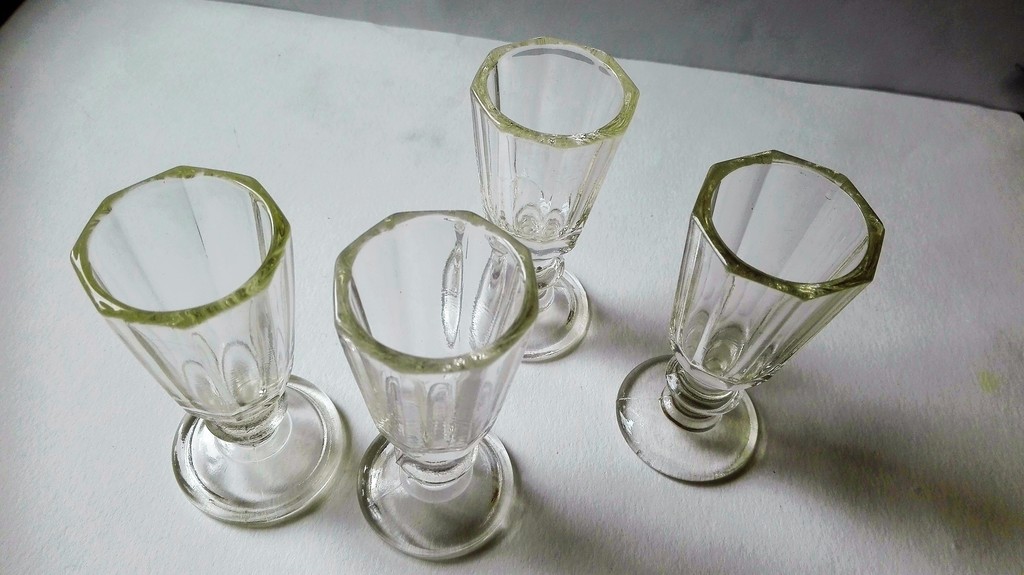 4 glasses of thick glass liqueur