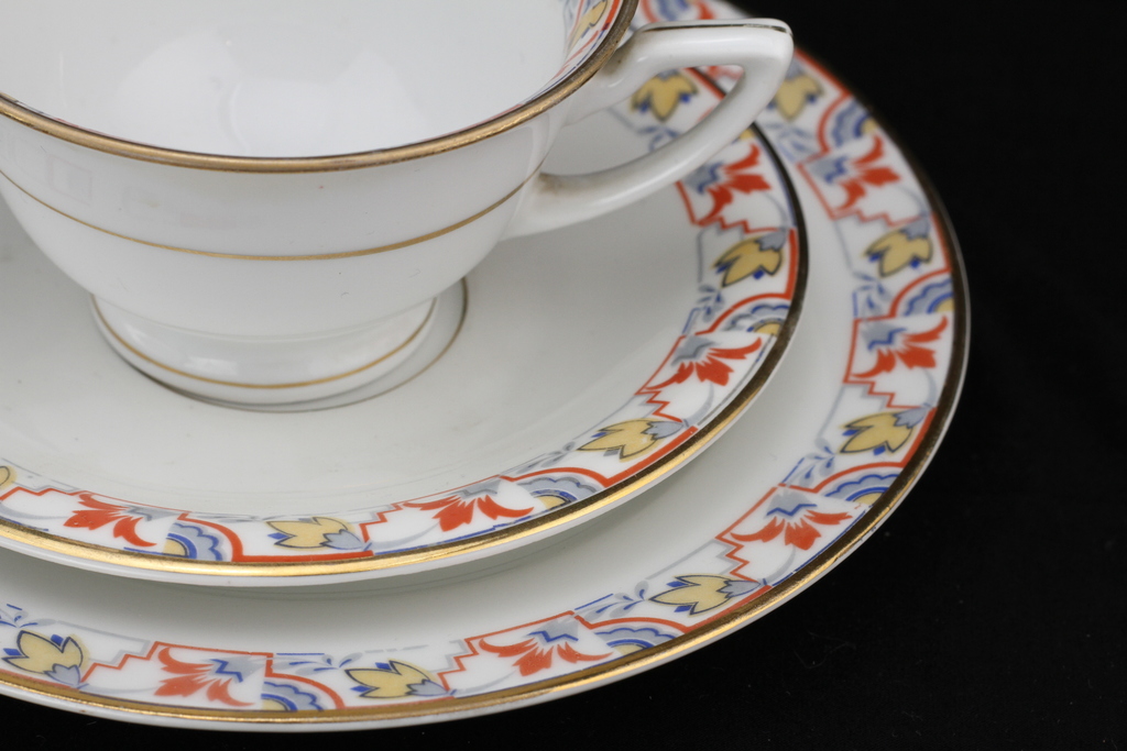 Cups with a duo set of saucers