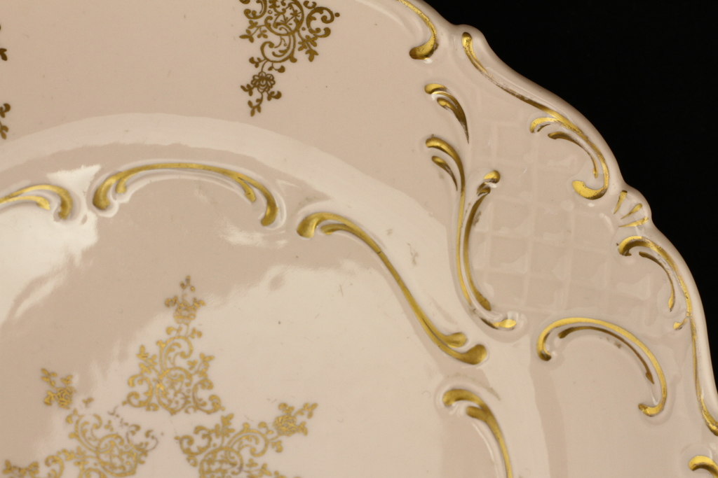 Neregulāras formas porcelāna šķīvis
