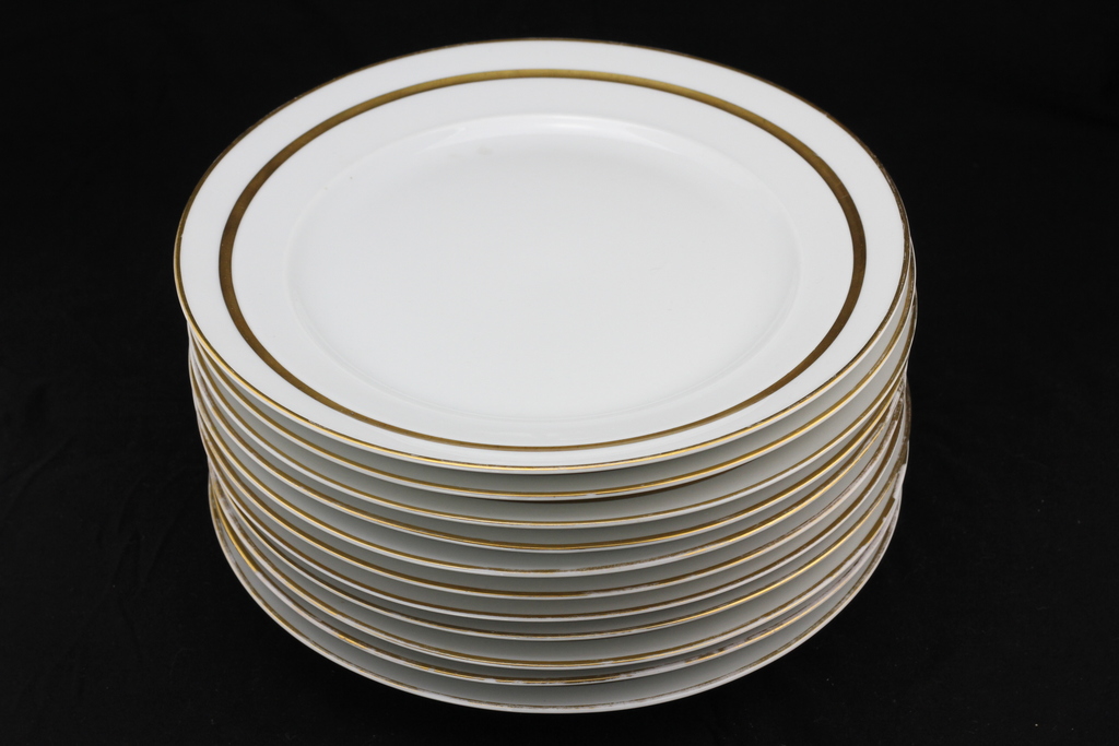 11 фарфоровых тарелок