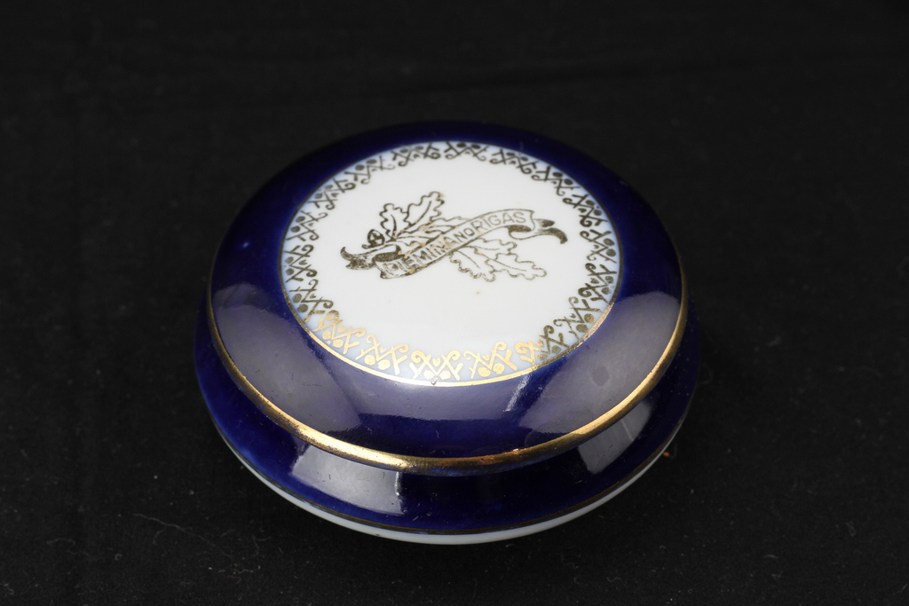 Porcelain jewelry dish with a lid